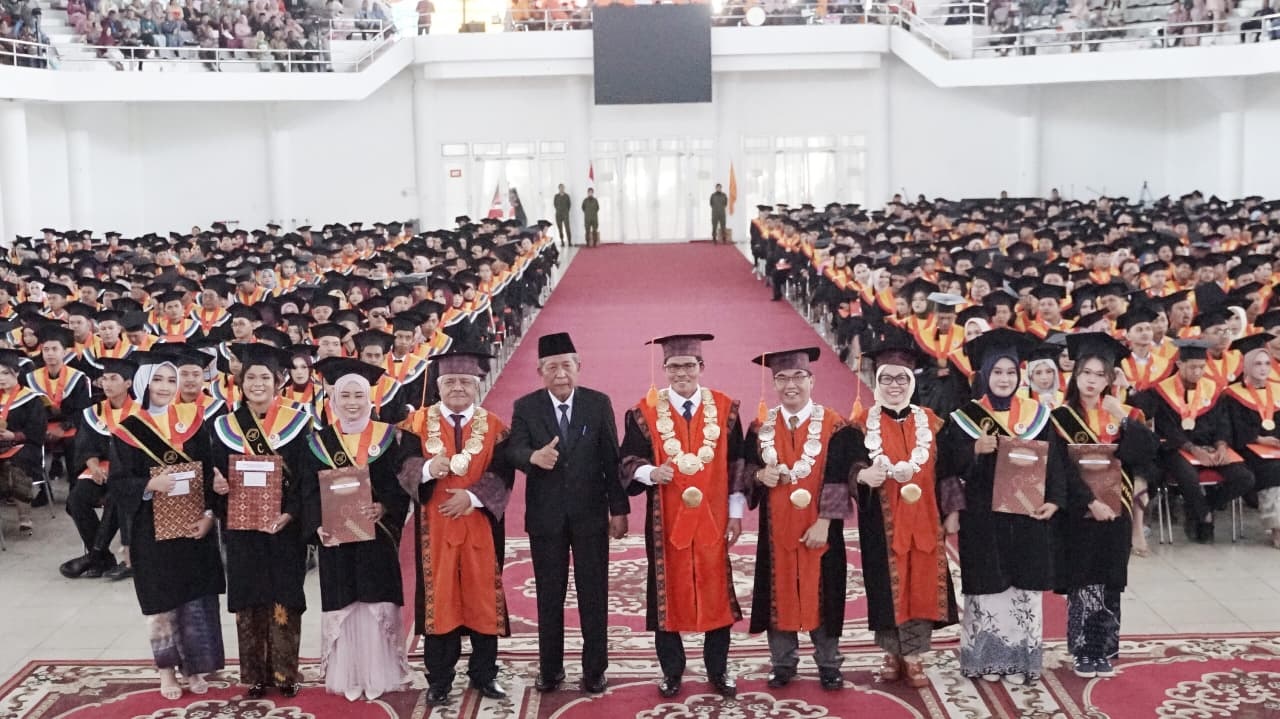 Wisuda ke-117 UNJA, Rektor Titipkan Pesan Jaga Nama Baik Almamater
