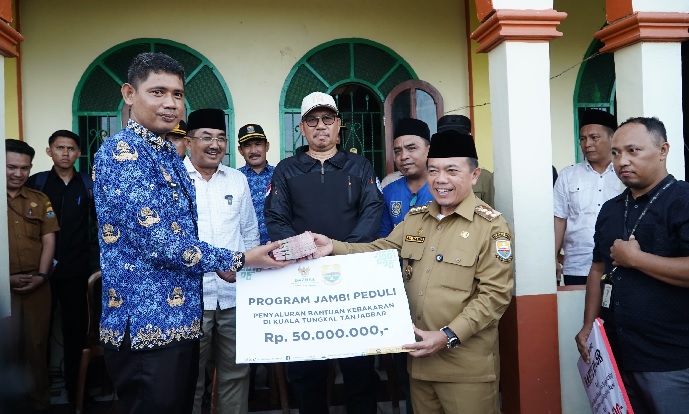 Bentuk Kehadiran Pemerintah, Gubernur Al Haris Serahkan Bantuan Untuk Korban Kebakaran di Tanjabbar