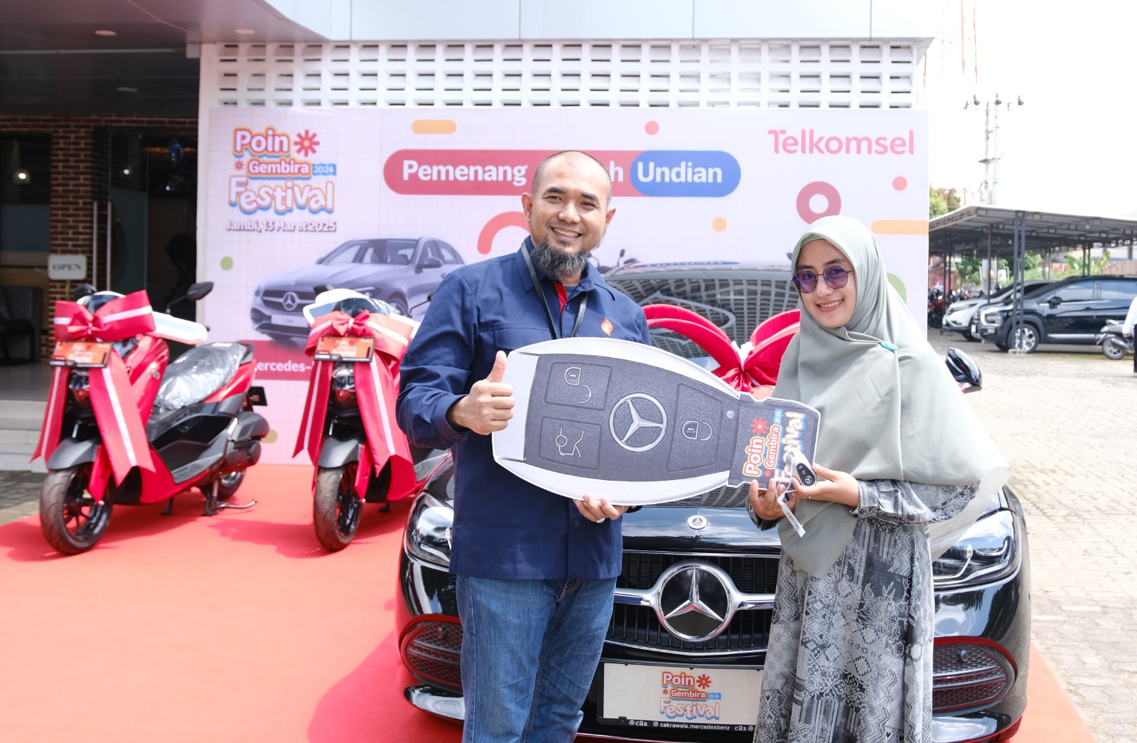 Guru di Jambi Menang Hadiah Mobil Mercedez Benz dari Telkomsel 