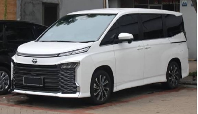 Membandingkan Toyota Voxy Bekas dan Toyota Kijang Innova Bekas untuk Pilihan Mobil Keluarga Besar