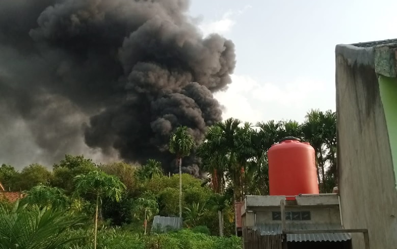 Kebakaran Lahan Didalam Gudang Bus IMI, Bukan Gudang Minyak!