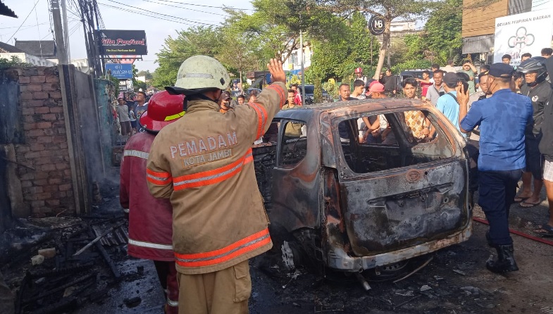 Mobil Bermuatan Derigen BBM di Kota Jambi Terbakar, Sambar Warung Pecel Lele