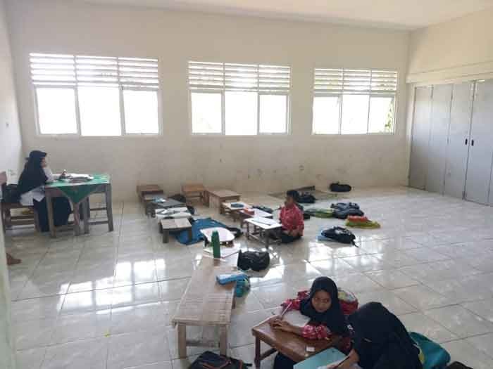 Siswa di Tanjabtim Belajar Tanpa Kursi, Beralas Tikar, Berharap Perhatian Dinas Pendidikan Tanjabtim