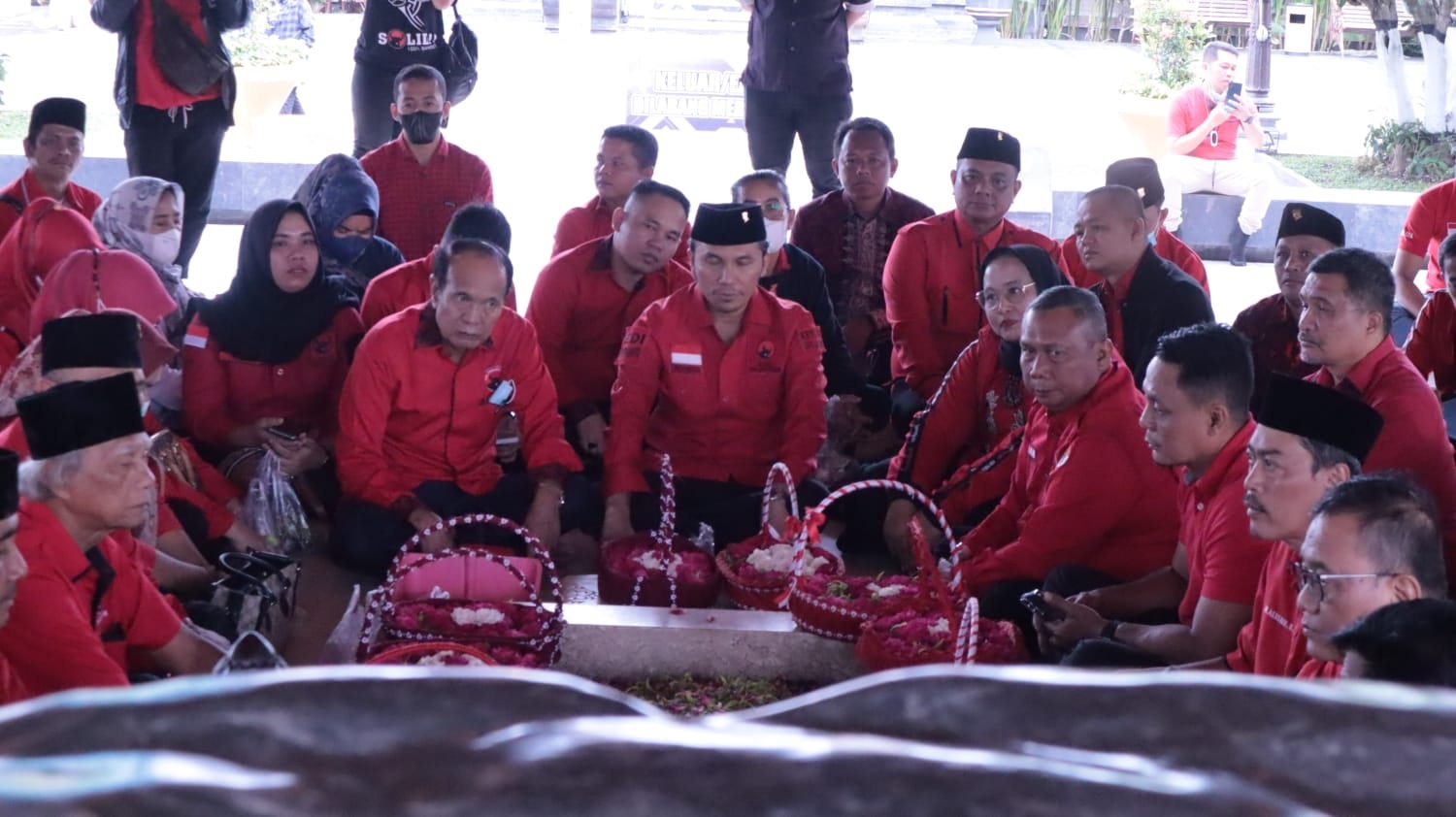 Mengingat Kembali Jasa Pendiri Bangsa, Edi Purwanto Boyong  Pengurus PDIP Jambi Ziarah Ke Makam Bung Karno