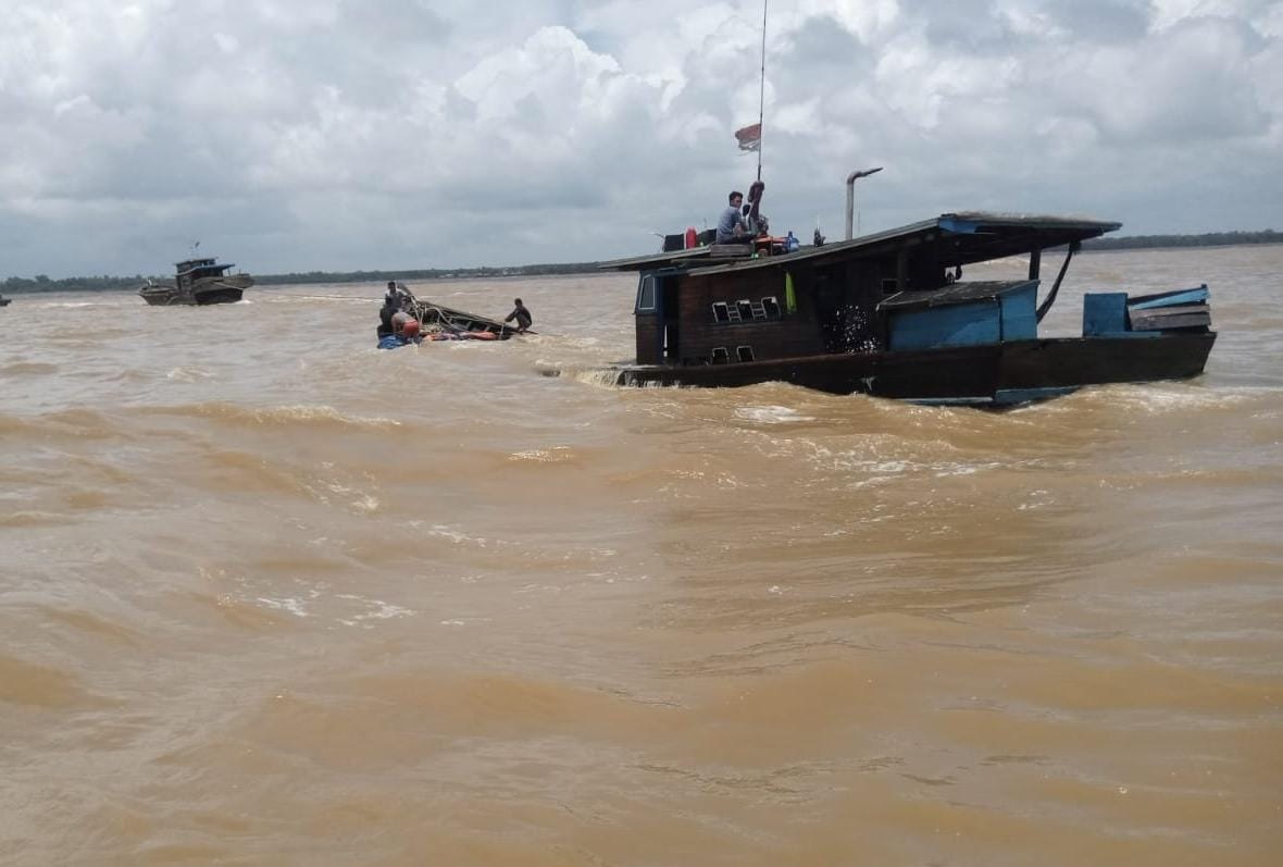 Kapal Motor Muatan Sawit Tenggelam di Perairan Air Hitam Laut