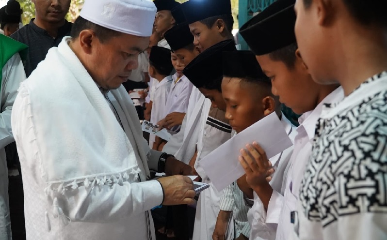 Malam Ke-12 Ramadhan, Gubernur Al Haris Tarawih di Desa Malapari