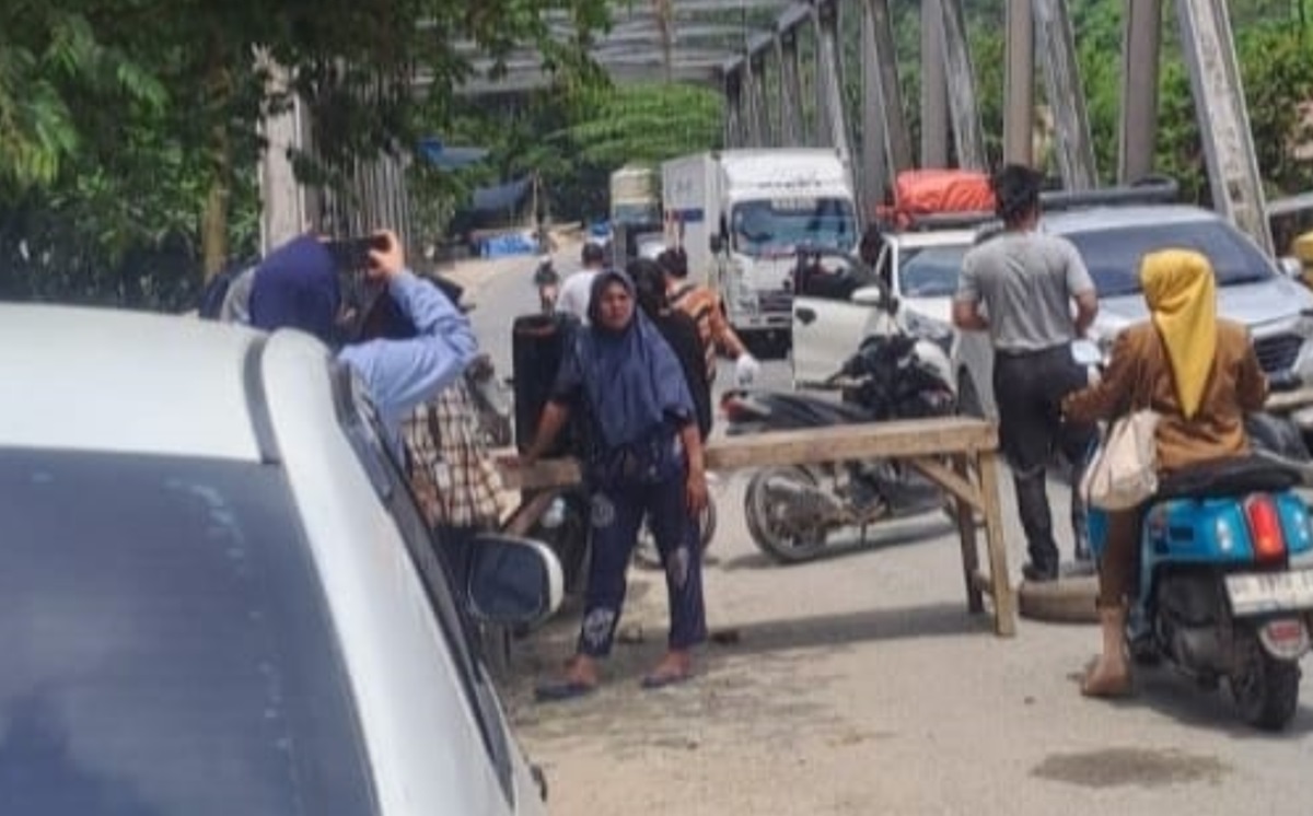 Warga Kerinci Blokir Jalan Nasional di Muara Emat, Ini Tuntutannya..