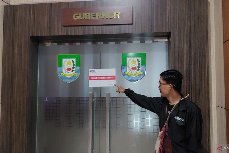 Ruang Kerja Gubernur dan Sekda Bengkulu Disegel KPK, Rosjonsyah Gunakan Aula untuk Rapat 