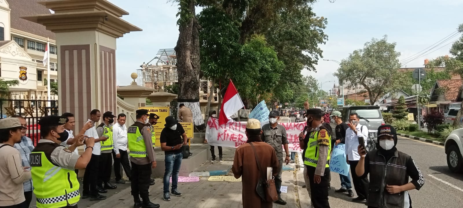 Polda Didemo Masa, Terkait Sanksi yang Diberikan Oknum Penyidik Polres Bungo Soal Praktik Mal Administrasi