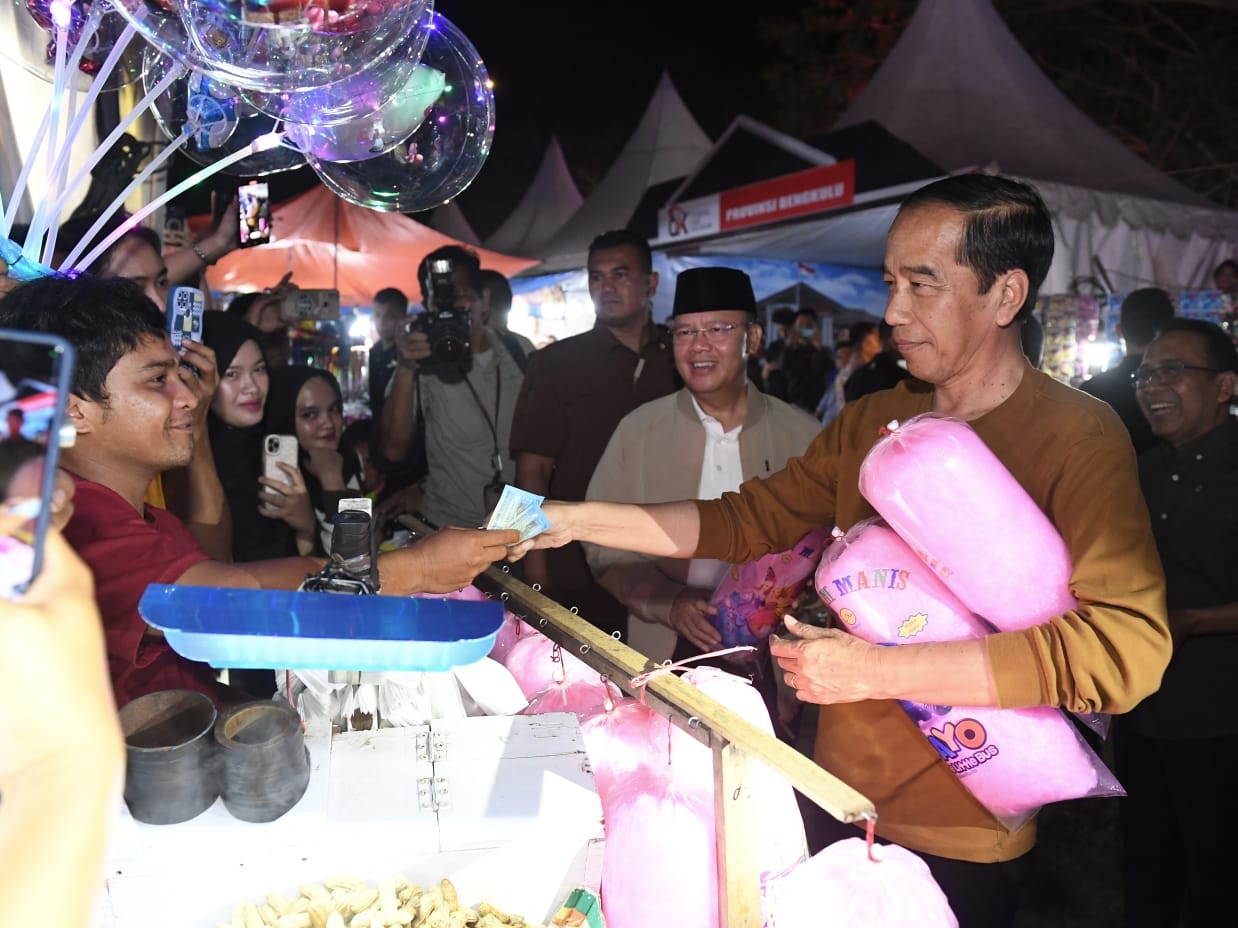 Kunjungi Festival Tabut 2023 di Bengkulu, Presiden Jokowi Beli Gulali