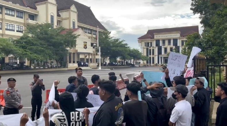 Polda Jambi Didemo Mahasiswa Terkait Kasus Pengrusakan Pagar Gudang Ekspedisi