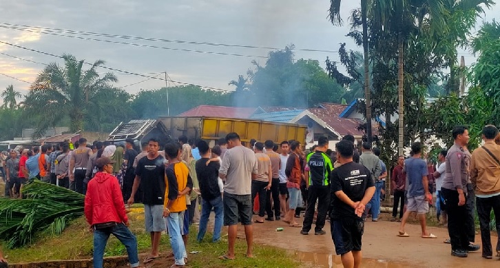 Amukan Massa Tak Terbendung, Warga Blokir Jalan 