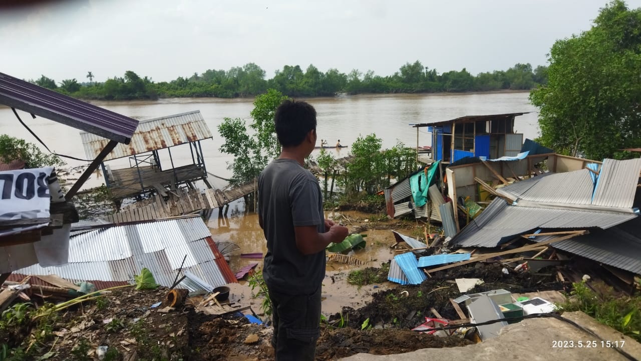 Lagi, Sejumlah Rumah Terkena longsor Sungai Pengabuan di Kelurahan Senyerang