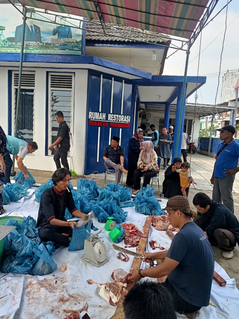 DPW NasDem Provinsi Jambi Bagikan Ratusan Daging Qurban Kepada Masyarakat