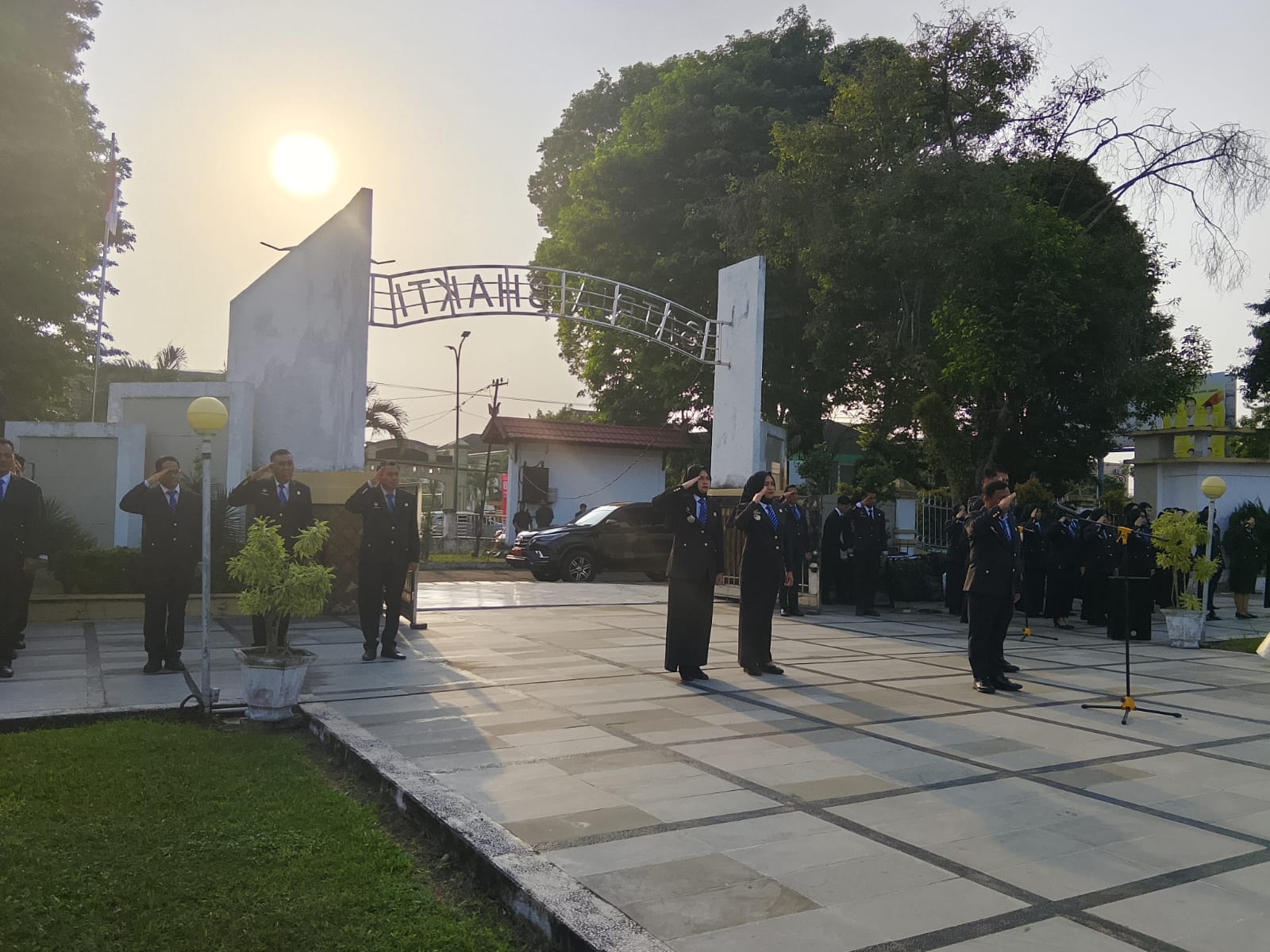 Rangkaian Peringatan Hari Pengayoman ke - 81, Kanwil Kemenkum Jambi Tabur Bunga di TMP Satria Bhakti