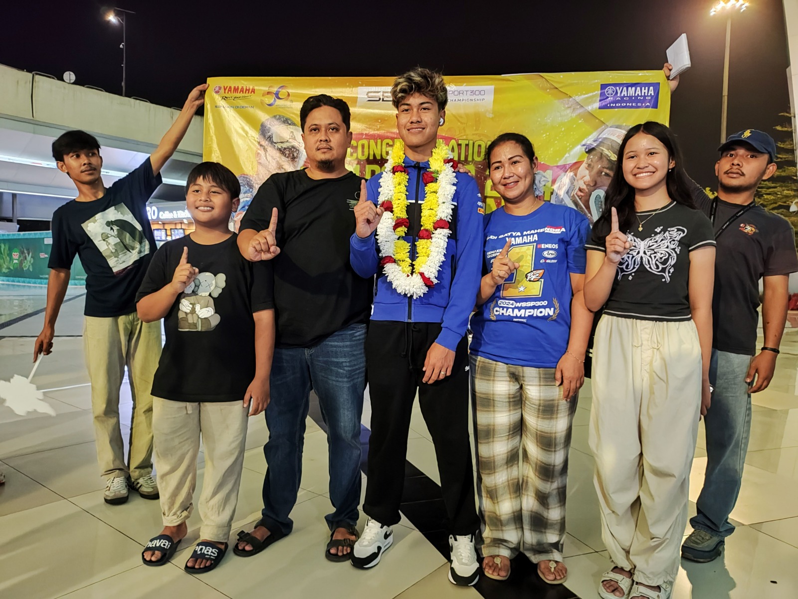 Rider Yamaha Sang Juara Dunia Aldi Satya Mahendra Kembali ke Indonesia Bawa Pulang Trofi!