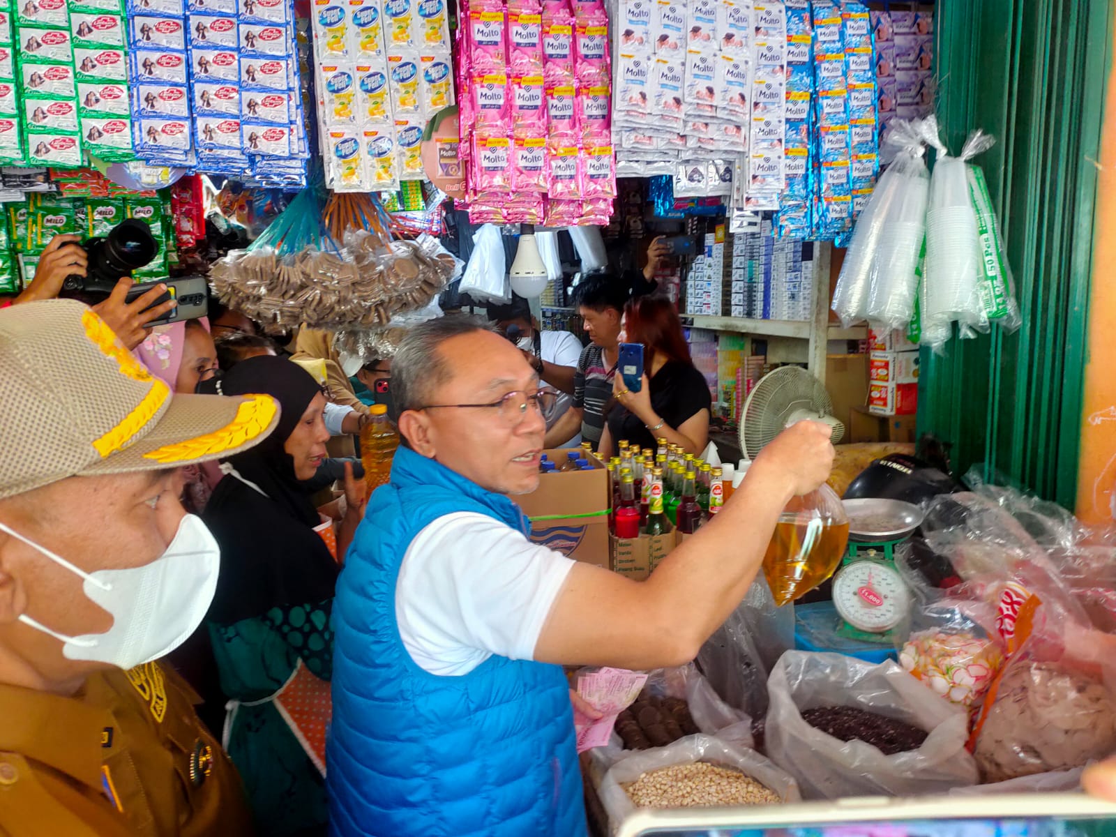 Kunjungi Pasar Angso Duo, Mendag Zulhas Borong Barang Pokok Ini Untuk Emak-Emak