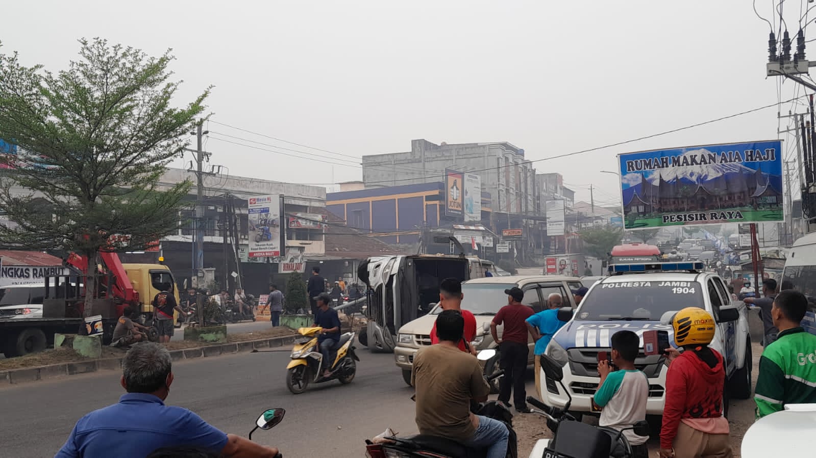 Hindari Pemotor yang Putar Arah, Minibus Terguling di Kota Jambi