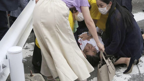 BREAKING NEWS: Mantan PM Jepang Shinzo Abe Ditembak dari Belakang