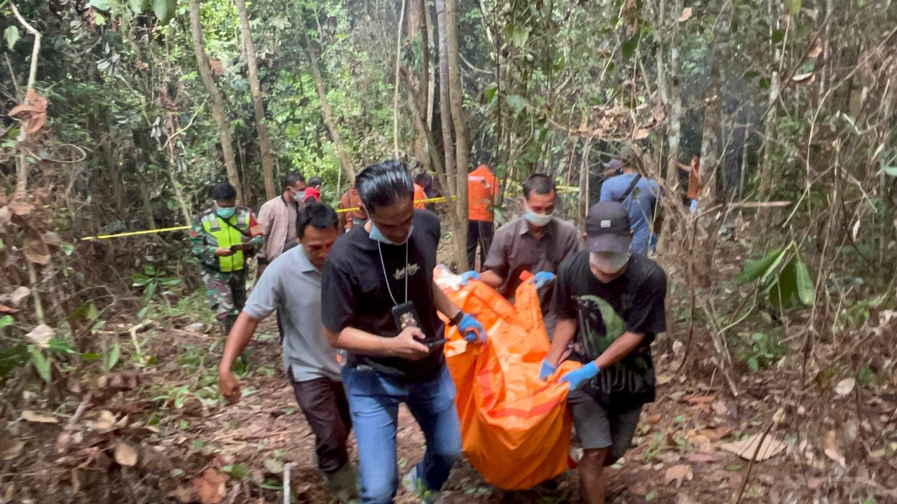 Pria Paruh Baya Ditemukan Membusuk Terkubur di Rawa-rawa Kebun Karet