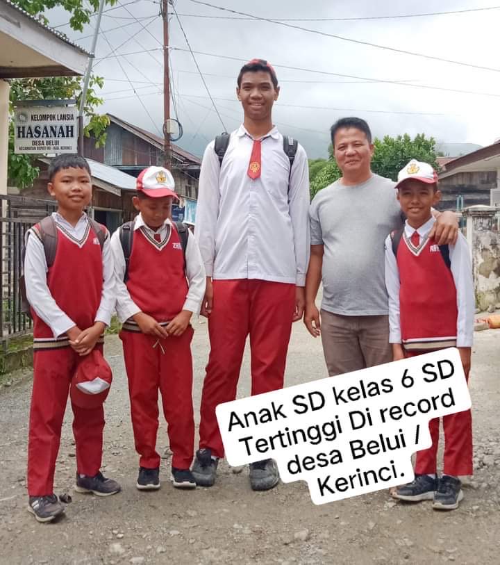 Viral.. Siswa SD Setinggi 2 Meter di Kerinci, Disebut Anak SD Tertinggi di Dunia