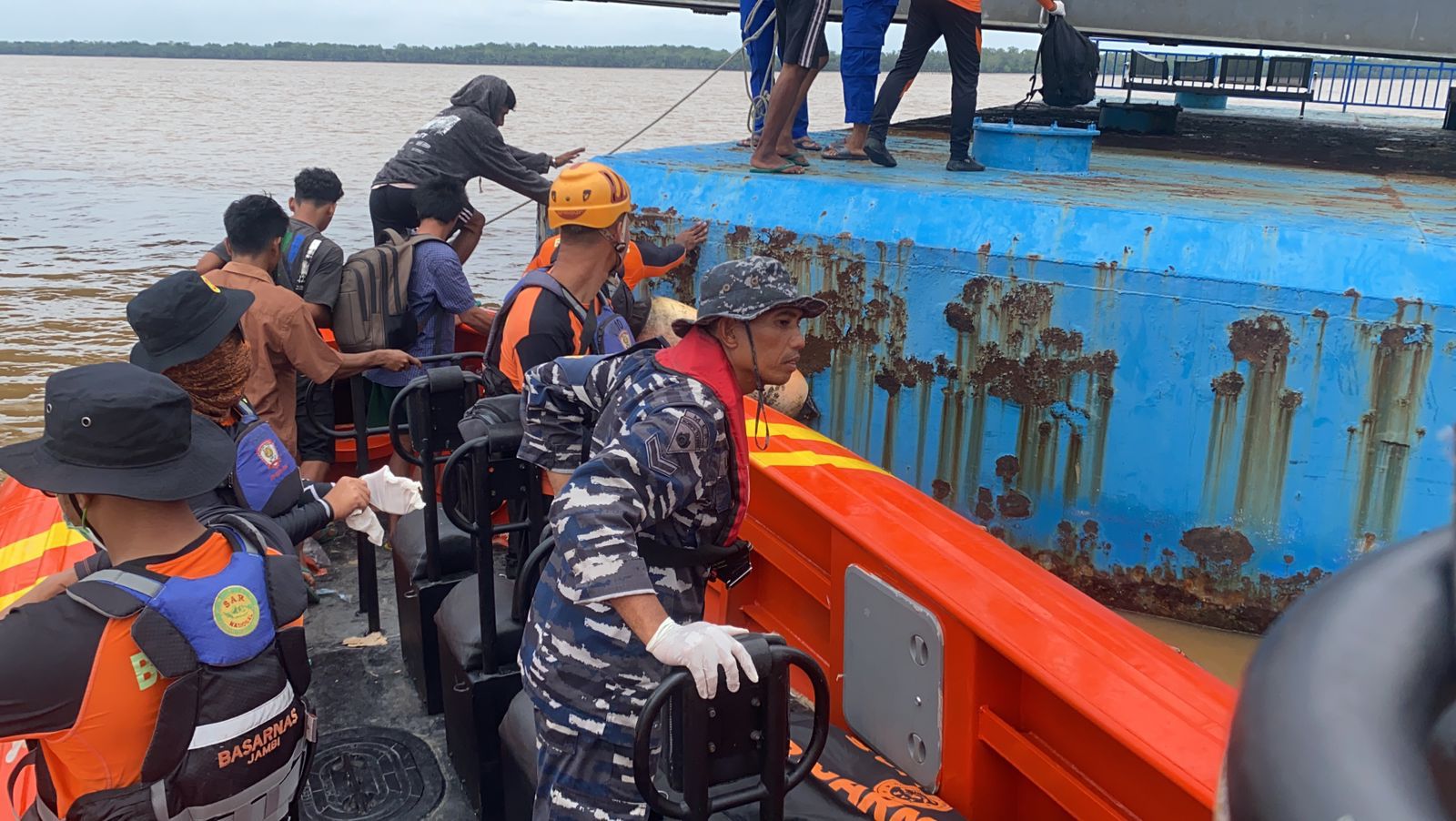 Tim SAR Gabungan Temukan Dua Nelayan Korban Kecelakaan Kapal di Perairan Kampung Laut