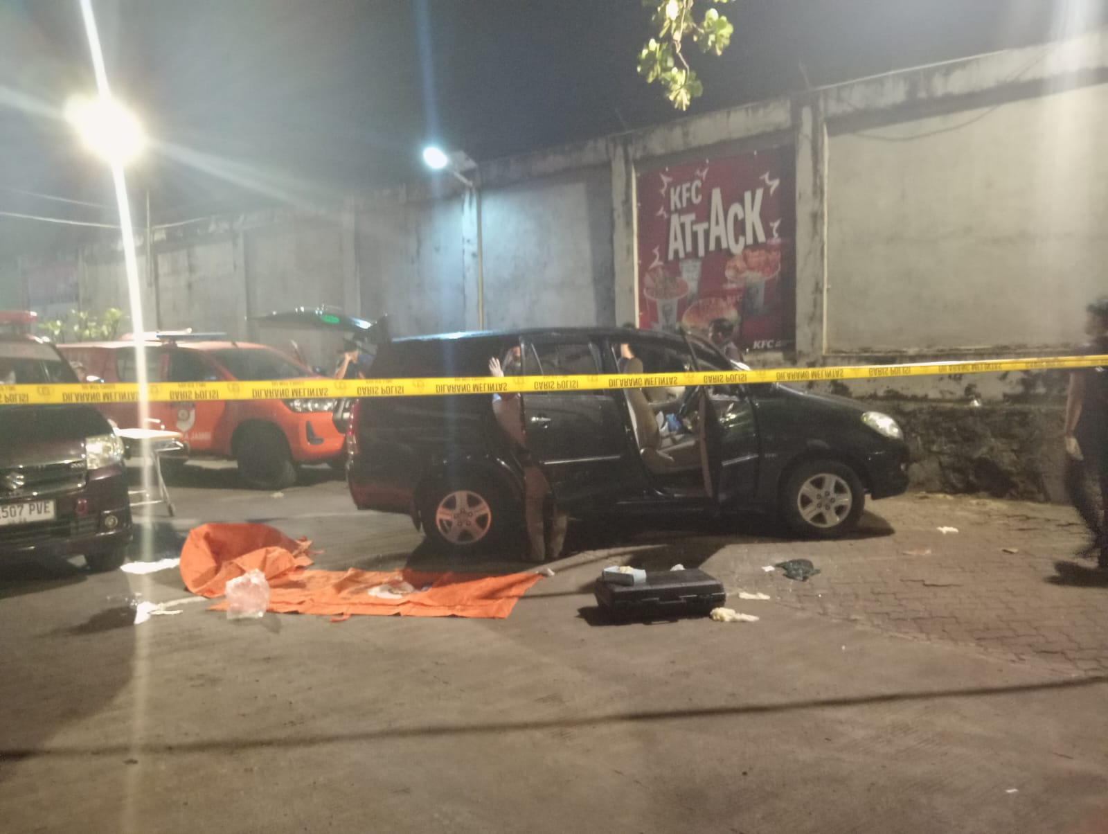 Dua Jenazah yang Ditemukan Dalam Mobil yang Terparkir di Tempat Perbelanjaan Dievakuasi