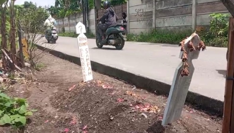 Protes Pembuangan Sampah Sembarangan, Warga  Paal Merah Bangun Replika Kuburan