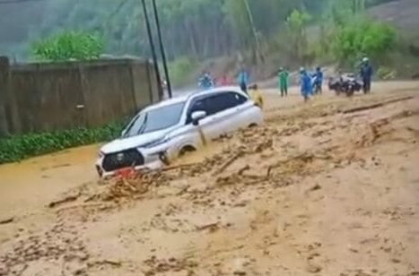 Hujan Deras di Jalan Kerinci- Padang, Satu Mobil Terperosok 