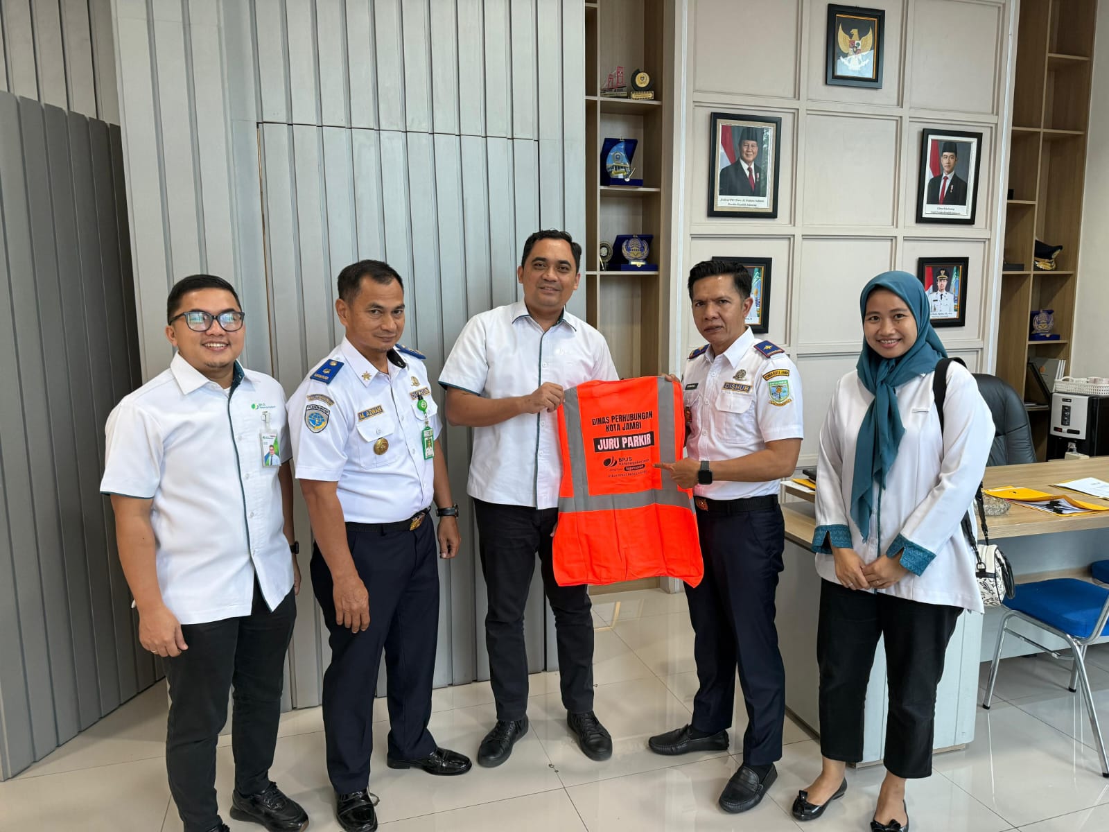 Salurkan 50 Rompi, BPJS Ketenagakerjaan Hadir untuk Juru Parkir