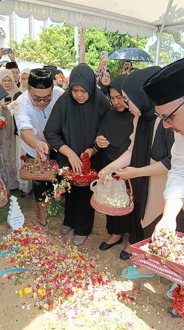 Mantan Wali Kota Jambi Bambang Priyanto Dikebumikan, Dikenang Dermawan, Sederhana, dan Dekat Warga