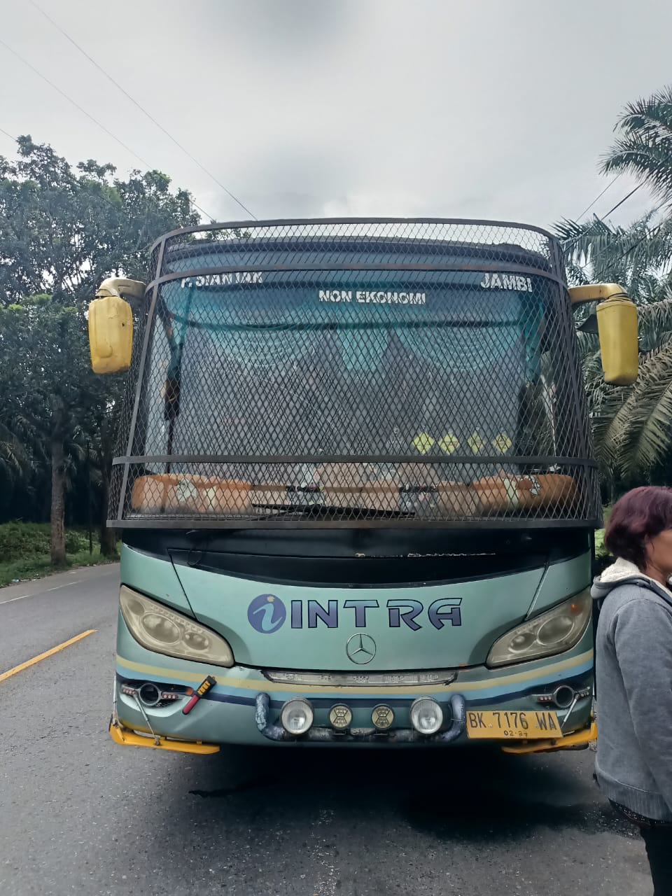 Bus Intra Rute Jambi-Pematang Siantar Pecah Ban di Riau