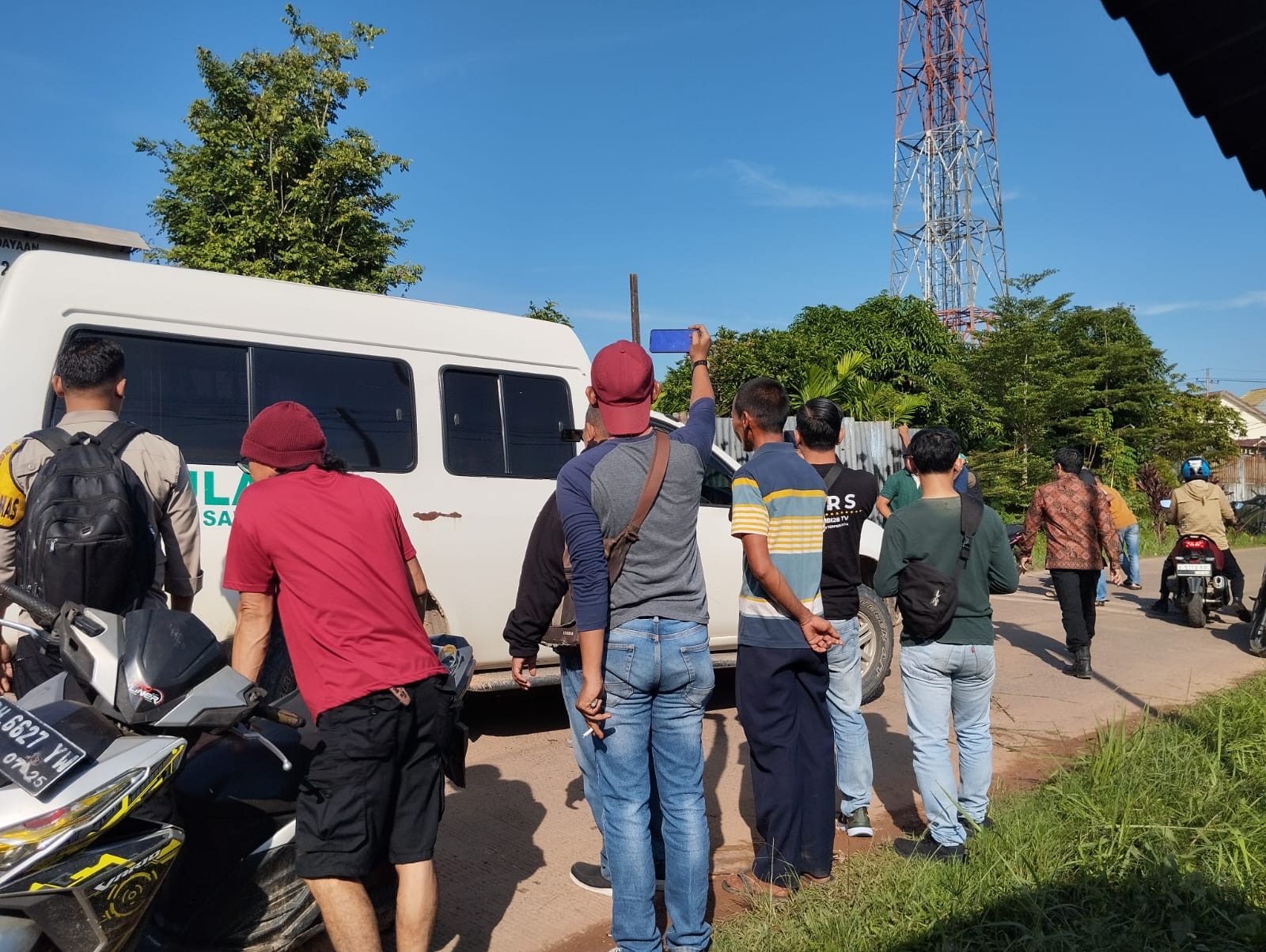 Blokir Jalan Depan SDN 212 Kota Jambi Akhrinya Dibuka, Setelah Ambulance Hendak Lewat