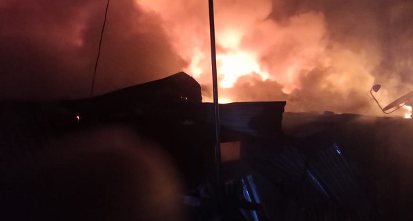 Kebakaran 3 Unit Rumah di Kelurahan Pasir Putih, Pria Berusia 70 Tahun Tewas Terbakar di Kamar