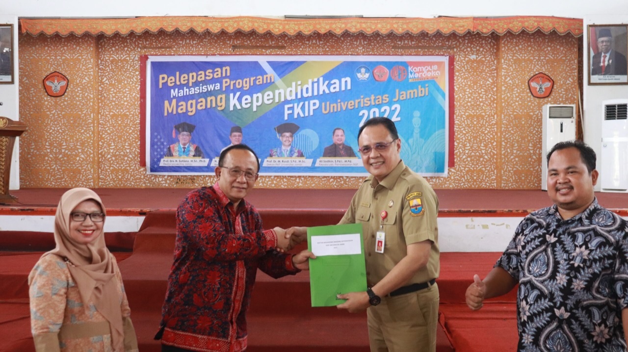 Rektor Lepas 577 Mahasiswa FKIP Magang Kependidikan MBKM