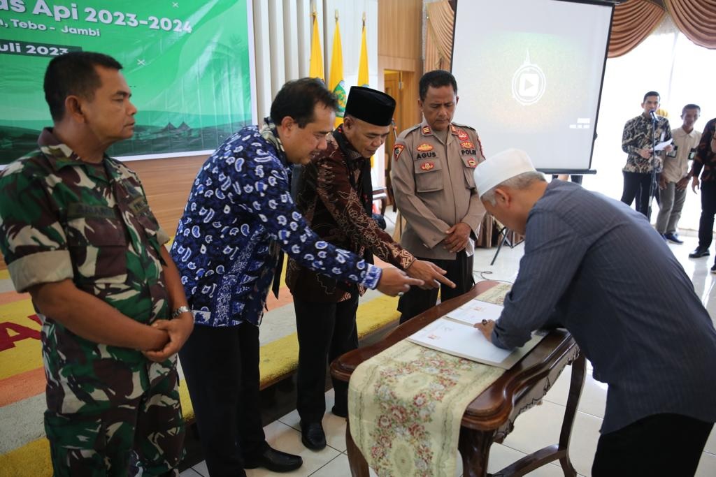 Asian Agri Berikan Penghargaan Desa Bebas Api Kepada Desa Semambu di Jambi