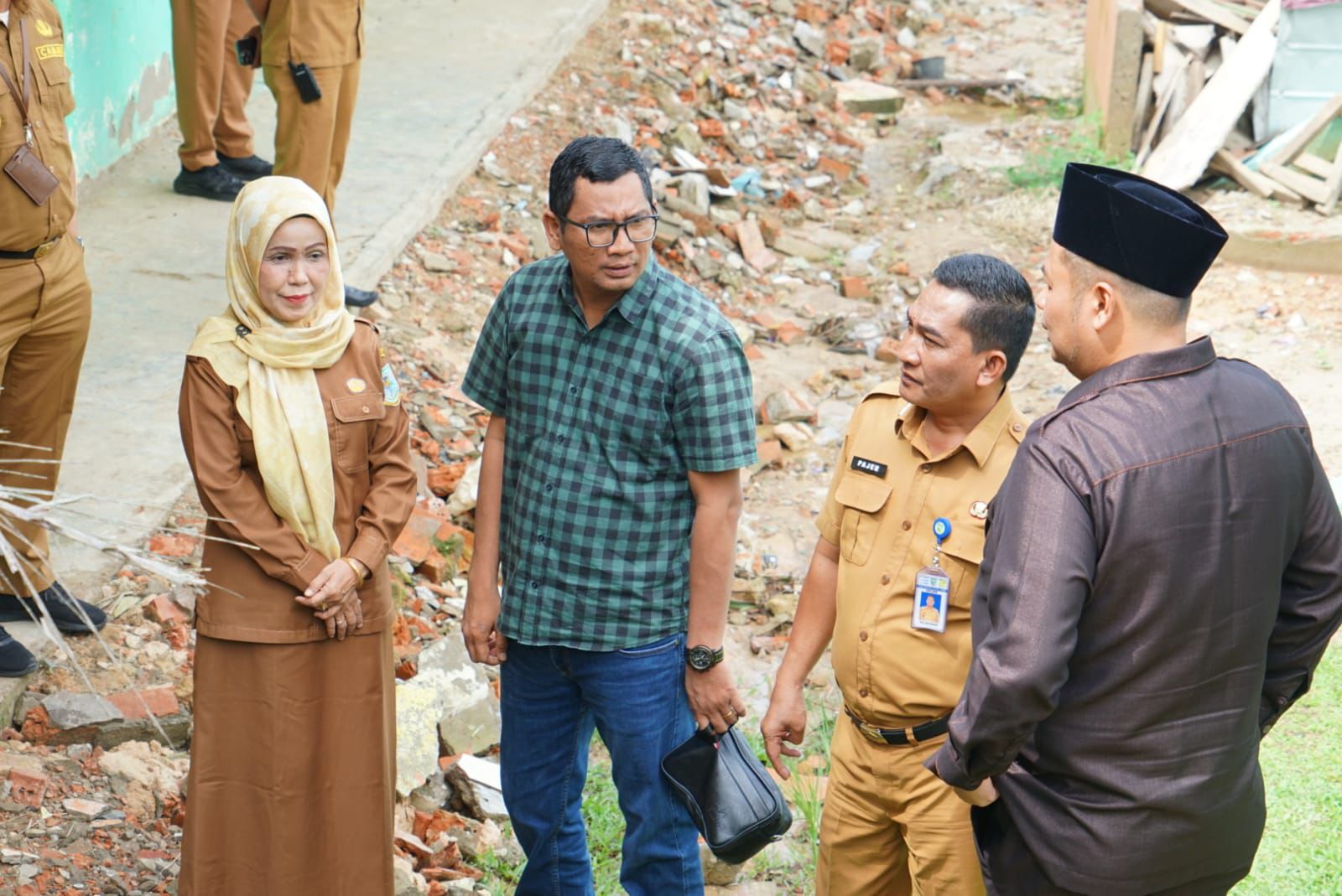 Longsor Robohkan Tembok SMPN 22 Kota Jambi, Ketua DPRD Usulkan Tanggap Darurat untuk Perbaikan