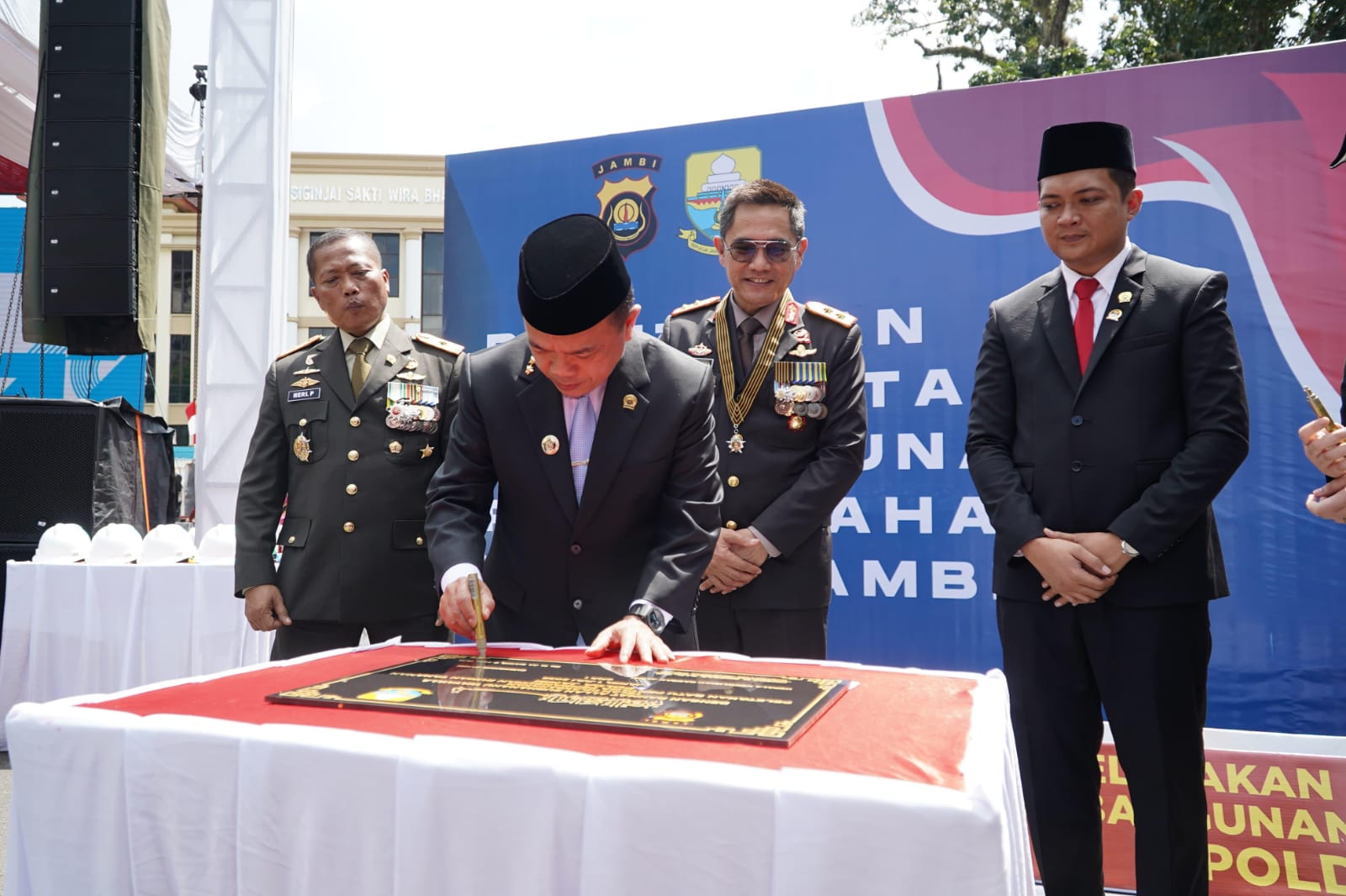 Syukuran Hari Bhayangkara ke-79,Gubernur Al Haris dan Kapolda Tanda Tangani Prasasti Pembangunan Rumah Tahanan