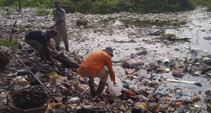 Gotong Royong! Pemkot Jambi Turunkan Alat Berat Bersihkan Tumpukan Sampah di Telanaipura 