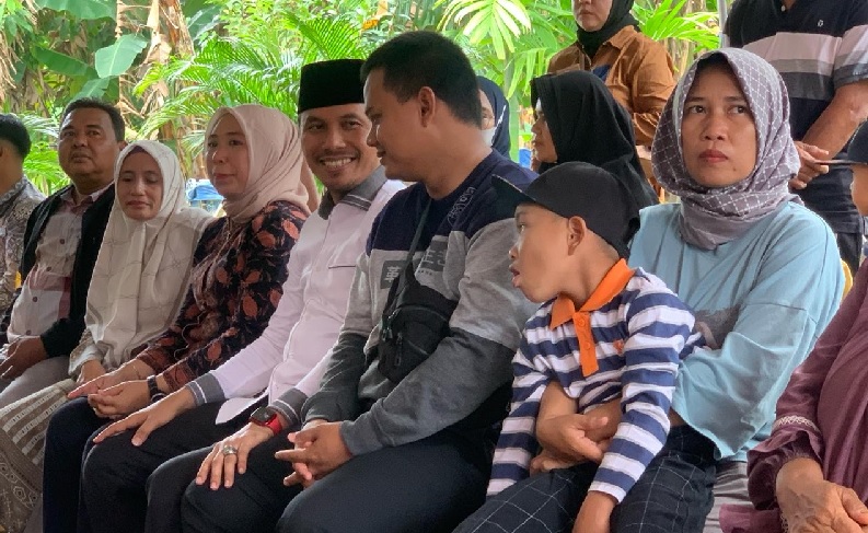 Ikut Antre Bersama Masyarakat, Ketua DPRD Bersama Istri Nyoblos di TPS 13 Kenali Besar