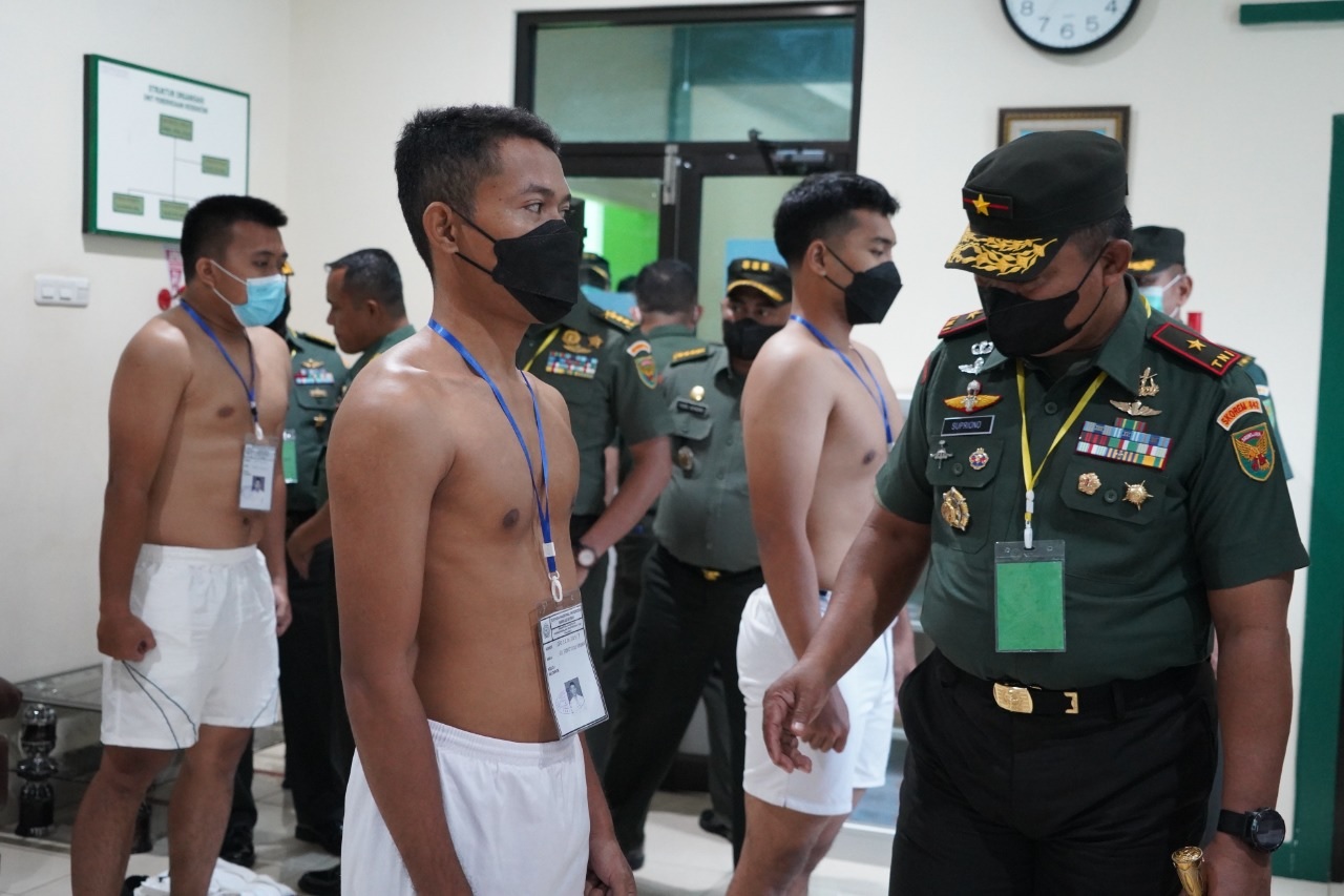 Danrem 042/Gapu Pantau Langsung Pelaksanaan Tes Kesehatan Calon Perwira PK TNI 2022