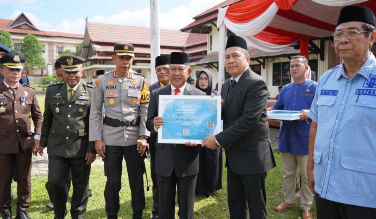 Peringati Hari Bela Negara, Wabup A. Khafidh Beri Penghargaan kepada 18 Orang Tua Asuh Genting