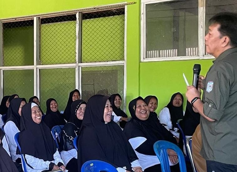 Sekda Fajarman Jadi Dosen untuk 50 Orang Lansia