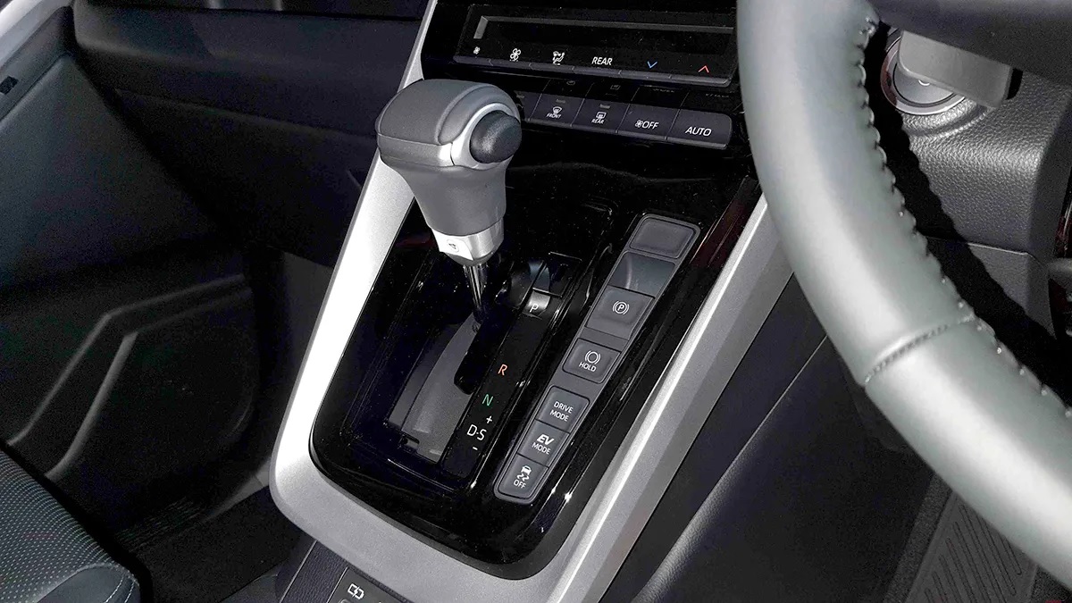 Pengemudi Wajib Tahu, Ini Prosedur Parkir Paralel Mobil Hybrid Toyota yang Benar