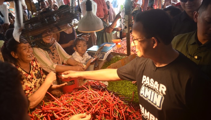 Kampanye di Jambi, Anies Temui Pedagang di Pasar Angso Duo