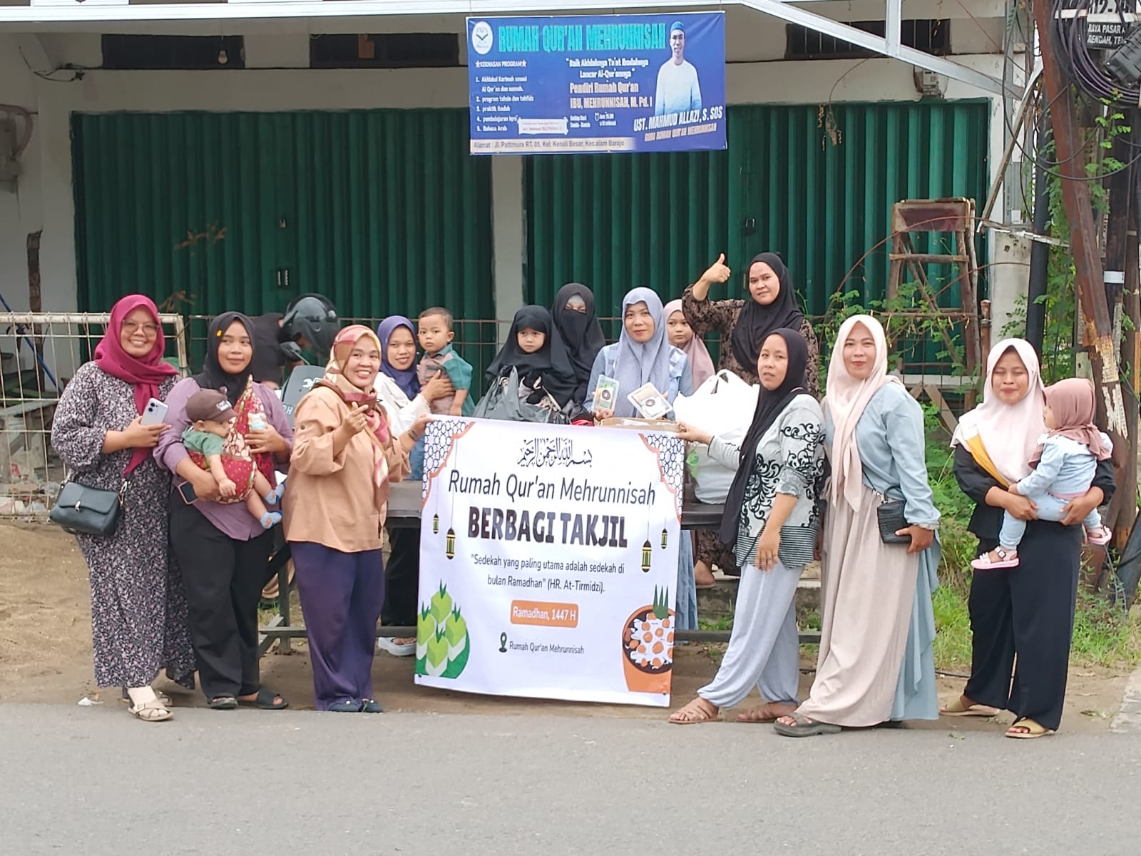 Rumah Quran Mehrunnisah Berbagi Ta'jil di Bulan Ramadan