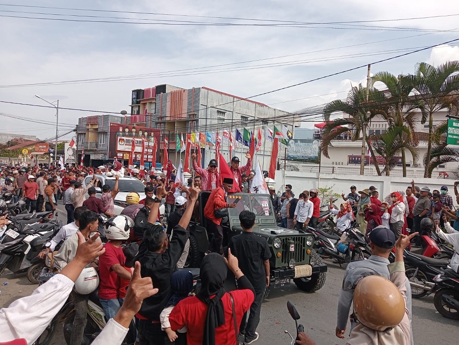 Massa Membludak Antar Ahmadi-Fery ke KPU Sungai Penuh