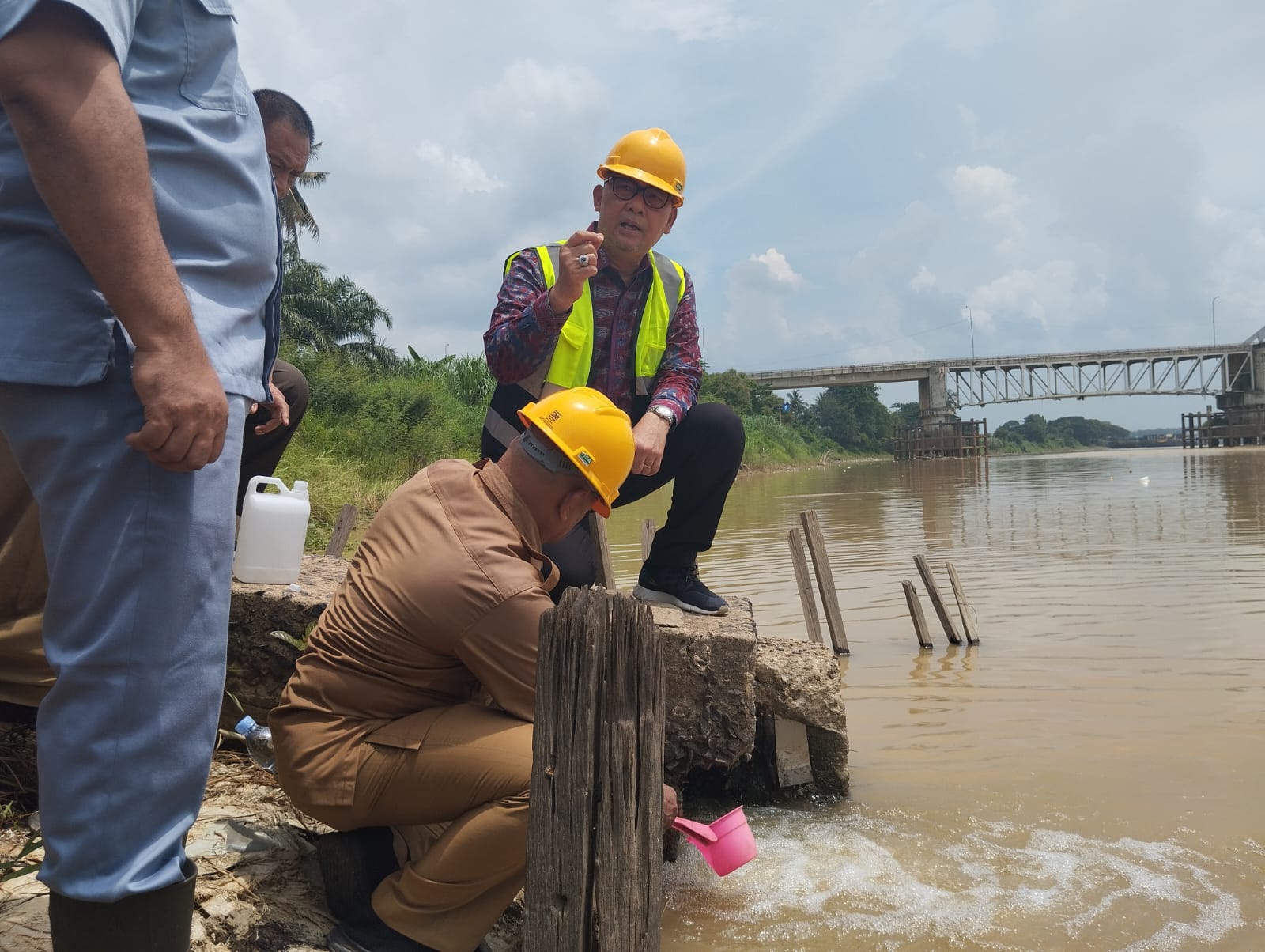 DPR RI Syarif Fasha Cek Pembuangan Limbah PT Jambi Waras ke Sungai Batanghari, Ini Hasilnya