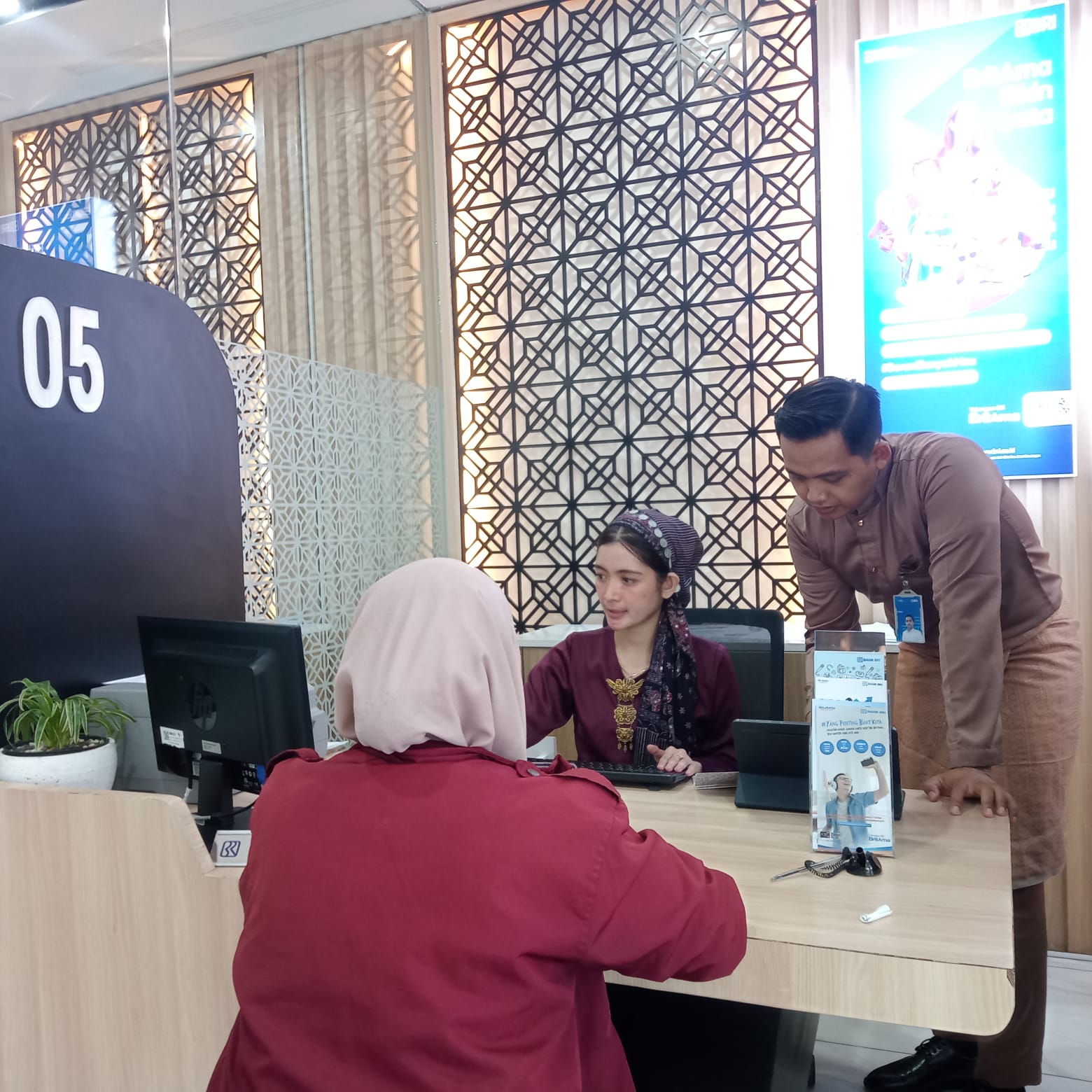 Peringati Hari Kartini, Karyawan BRI Tampil Anggun dengan Busana Adat