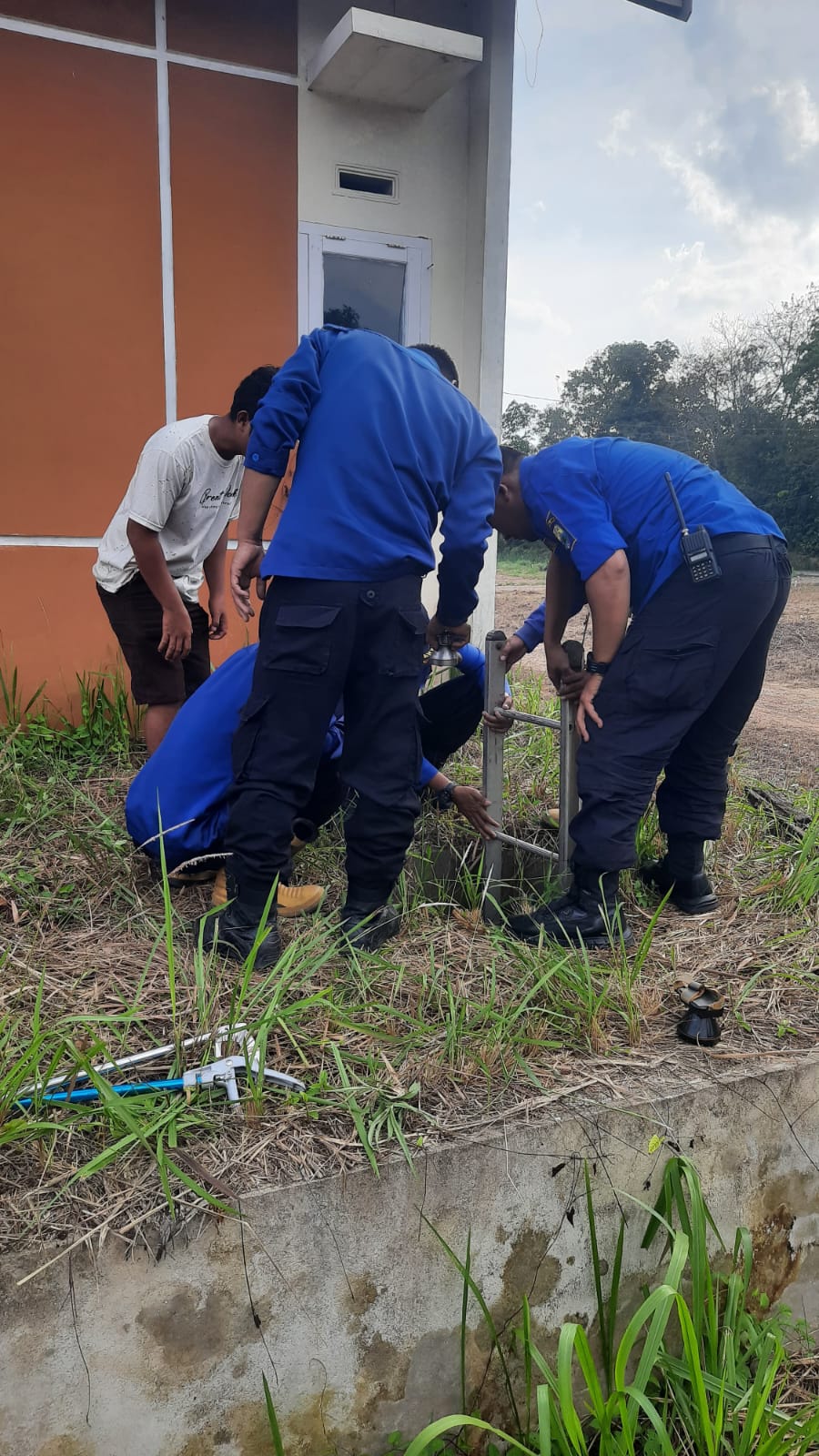 Tim Damkar Evakuasi Ular Piton Dalam Sumur Warga